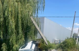 Autoutilitară ajunsă în șanț după ce a căzut de pe un autotren în Mărăcineni. VIDEO