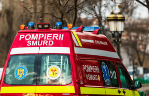 Accident la Boteni: un tânăr a pierdut controlul mașinii, a ieșit ,,în decor” și s-a izbit de un copac
