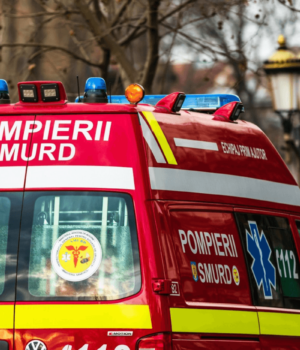 Accident la Boteni: un tânăr a pierdut controlul mașinii, a ieșit ,,în decor” și s-a izbit de un copac