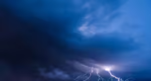 Drum forestier surpat. Mașini blocate în Argeș