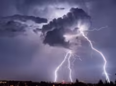 Bărbat lovit de trăsnet la Merișani