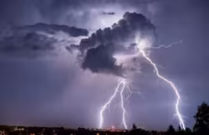 Bărbat lovit de trăsnet la Merișani