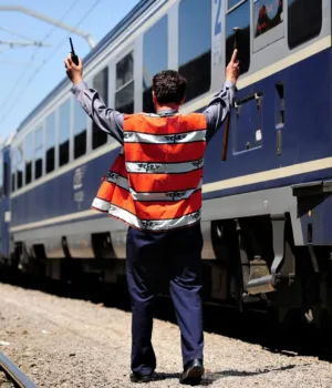 Cine te dă jos din tren dacă tușești!