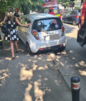 A intrat cu mașina într-un pom pe Bulevardul Republicii!