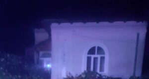 S-a răsturnat cu mașina și a intrat în gardul unei case la STÂLPENI