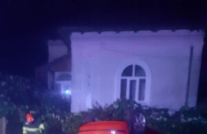 S-a răsturnat cu mașina și a intrat în gardul unei case la STÂLPENI