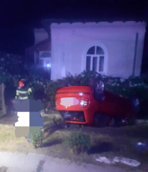 S-a răsturnat cu mașina și a intrat în gardul unei case la STÂLPENI