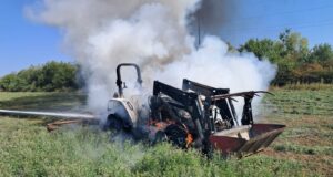 Tractor in flăcări la Merișani. Intervin pompierii