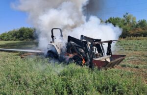 Tractor in flăcări la Merișani. Intervin pompierii