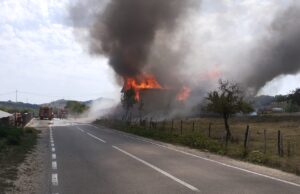 VIDEO. Arde un local din Valea Mare Pravăț. I.S.U. Brașov intervine în sprijinul pompierilor argeșeni