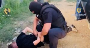 VIDEO. Traficanți de droguri prinși în flagrant în Argeș
