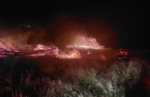 VIDEO.Incendiu la o stână în Nucșoara. Construcția pentru prelucrarea laptelui s-a făcut scrum