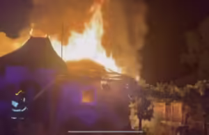 Locuință distrusă de foc în Suseni. VIDEO