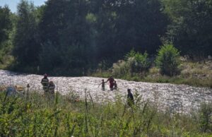 VIDEO. 3 copii rămași izolați pe malul râului au fost salvați ca prin minune.