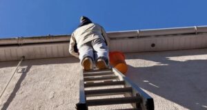 Bărbat rănit după ce a căzut de pe o scară