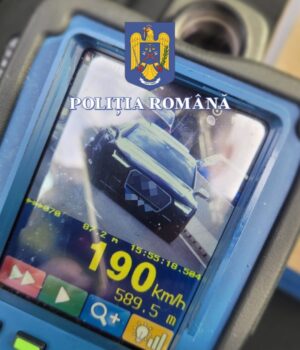 Un bărbat conducea cu 190 km/h pe raza comunei Micești. Polițiștii l-au urmărit și l-au oprit în Mioveni