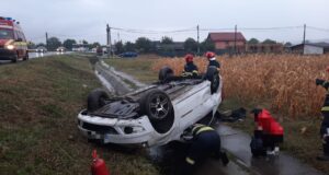 Un autoturism s-a răsturnat la Mioveni. Șoferul a plonjat cu mașina în șanț.