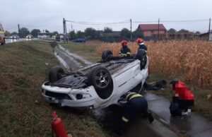 Un autoturism s-a răsturnat la Mioveni. Șoferul a plonjat cu mașina în șanț.