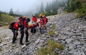 VIDEO. Acțiune complexă a Salvamont Argeș pe abruptul vestic al Pietrei Craiului. Bărbat salvat după 17 ore