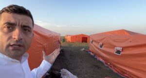 VIDEO. GEORGE SIMION: ,,Refugiații ucrainieni au cele mai bune condiții în țara noastră iar românii sub cerul liber, romantic, la cort. Noi construim case, Johannis vă ține la cort”