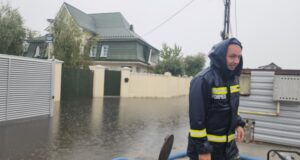 Inundații în Pitești. O stradă sub ape.