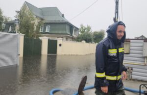 Inundații în Pitești. O stradă sub ape.