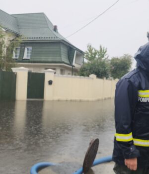 Inundații în Pitești. O stradă sub ape.