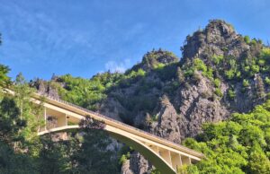 Un bărbat s-a aruncat în gol de pe viaductul Vidraru