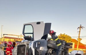Accident spectaculos. O autoutilitară s-a răsturnat la ieșirea din pasajul Bascov