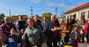 Târgul ,, Bogățiile toamnei” a strâns laolaltă sute de elevi și părinți la Bascov