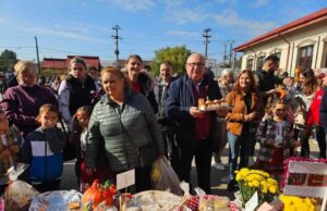 Târgul ,, Bogățiile toamnei” a strâns laolaltă sute de elevi și părinți la Bascov