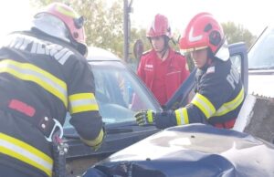 Mașină lovită de tren la Merișani. Conducătorul auto, transportat la spital