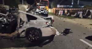 VIDEO. 2 tineri și-au pierdut viața în urma unui accident rutier produs la Rătești. Mașina s-a făcut praf după ce a intrat într-un stâlp