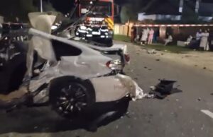 VIDEO. 2 tineri și-au pierdut viața în urma unui accident rutier produs la Rătești. Mașina s-a făcut praf după ce a intrat într-un stâlp