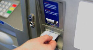 Taxă pentru românii care retrag numerar. Decizia care se aplică la bancomate