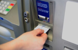Taxă pentru românii care retrag numerar. Decizia care se aplică la bancomate