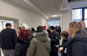Cozi la secțiile de votare din Pitești. Argeșenii s-au mobilizat exemplar pentru votul de astăzi. În diaspora au votat peste 300.000 de români până la ora 12.00