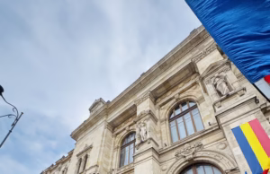 Mii de oameni așteaptă judecarea contestației lui Călin Georgescu la Curtea de Apel București