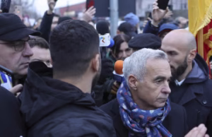 Călin Georgescu s-a dus la secția de votare din Mogoșoaia. I s-au alăturat susținătorii