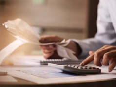 Guvernul a adoptat noi modificări fiscale care intră în vigoare la 1 ianuarie 2025: e-Factura devine obligatorie și în relația cu consumatorii, dar CNP-ul este opțional pe factură