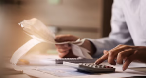 Guvernul a adoptat noi modificări fiscale care intră în vigoare la 1 ianuarie 2025: e-Factura devine obligatorie și în relația cu consumatorii, dar CNP-ul este opțional pe factură