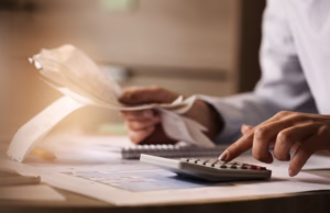 Guvernul a adoptat noi modificări fiscale care intră în vigoare la 1 ianuarie 2025: e-Factura devine obligatorie și în relația cu consumatorii, dar CNP-ul este opțional pe factură