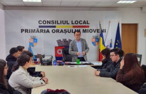 ,,Școala altfel”, la Mioveni. Primarul Aurel Costache a primit vizita elevilor de la Liceul Teoretic „Iulia Zamfirescu”.