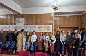 Primăria Topoloveni a primit colindătorii. Atmosfera de sărbătoare a fost întreținută de Grupul Vocal mixt al Liceului Tehnologic Topoloveni