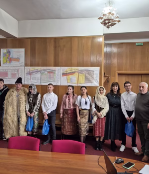 Primăria Topoloveni a primit colindătorii. Atmosfera de sărbătoare a fost întreținută de Grupul Vocal mixt al Liceului Tehnologic Topoloveni