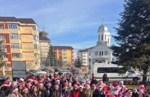 Primăria Bascov a primit colindători. Elevii Școlii Gimnaziale ,, Virgil Calotescu” au susținut un concert de colinde chiar în fața primăriei