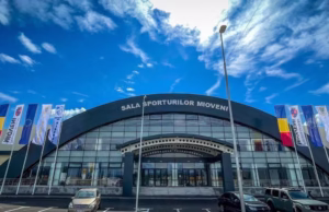 Elevii școlilor din Mioveni se întrec la fotbal și volei în Sala Sporturilor