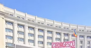 Mii de protestatari în Piața Constituției. Deși operat recent, Călin Georgescu a venit alături de oameni