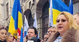 Diana Șoșoacă și-a depus astăzi candidatura la B.E.C. Aceasta a venit cu mânuși de box la sediul instituției