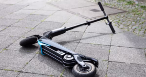 O adolescentă de 15 ani a murit după ce a căzut de pe trotinetă. Accidentul s-a produs în Argeș